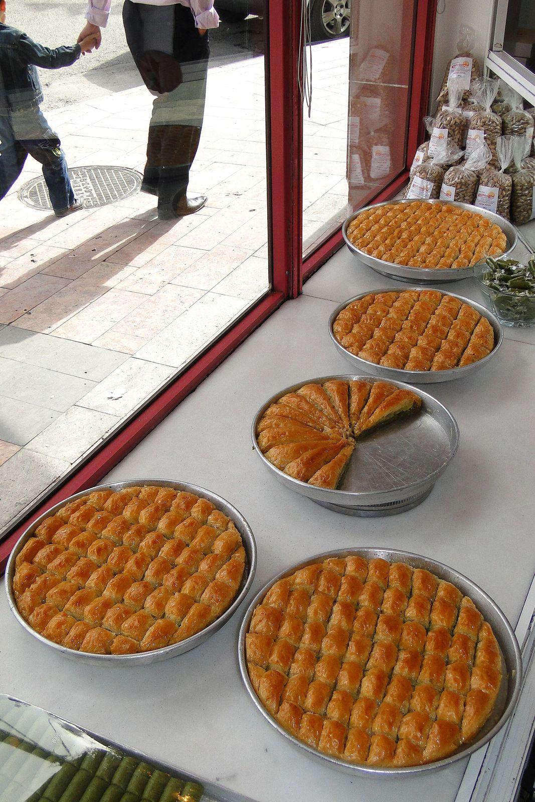 Premium Antep Mekik Baklava with Pistachios